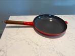 Le Creuset La Mama koekenpan 29 cm kersenrood heel goed, Huis en Inrichting, Keuken | Potten en Pannen, Gietijzer, Ophalen of Verzenden