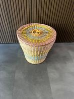 Mooie rieten mand met deksel – pastelkleuren –, Huis en Inrichting, Woonaccessoires | Schalen en Manden, Rond, ?, Zo goed als nieuw