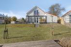 Luxe vakantievilla aan open vaarwater op Makkum Beach Resort, Huizen en Kamers, Recreatiewoningen te koop, 119 m², Villa, Friesland