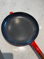 Le Creuset La Mama koekenpan 29 cm kersenrood heel goed, Huis en Inrichting, Keuken | Potten en Pannen, Gietijzer, Ophalen of Verzenden