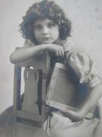 Antieke Kaart - Meisje met Lei op Stoel, Verzamelen, Ansichtkaarten | Themakaarten, Verzenden, Voor 1920, Gelopen, Kinderen