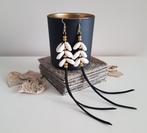 Lange Bohemian Oorbellen Kauri Schelpen Suede., Overige materialen, Hangers, Verzenden, Zwart